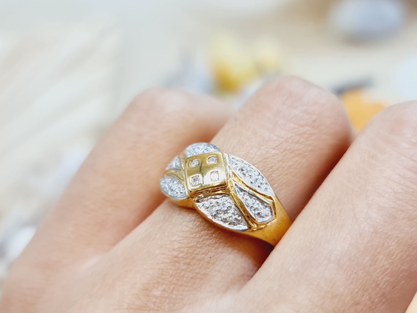 
#VintageRing #BicolorGold #Weißgold #Gelbgold #Brillantring #Schmuckliebe #UniqueJewelry #FineJewelry #FashionAccessories #LuxuryJewelry #JewelryDesign #JewelryAddict #Eleganz #FashionInspiration #Schmuckliebe #DiamondRing #VintageStyle #JewelryLover #GemstoneJewelry #RingOfTheDay #StatementPiece #ShopLocal