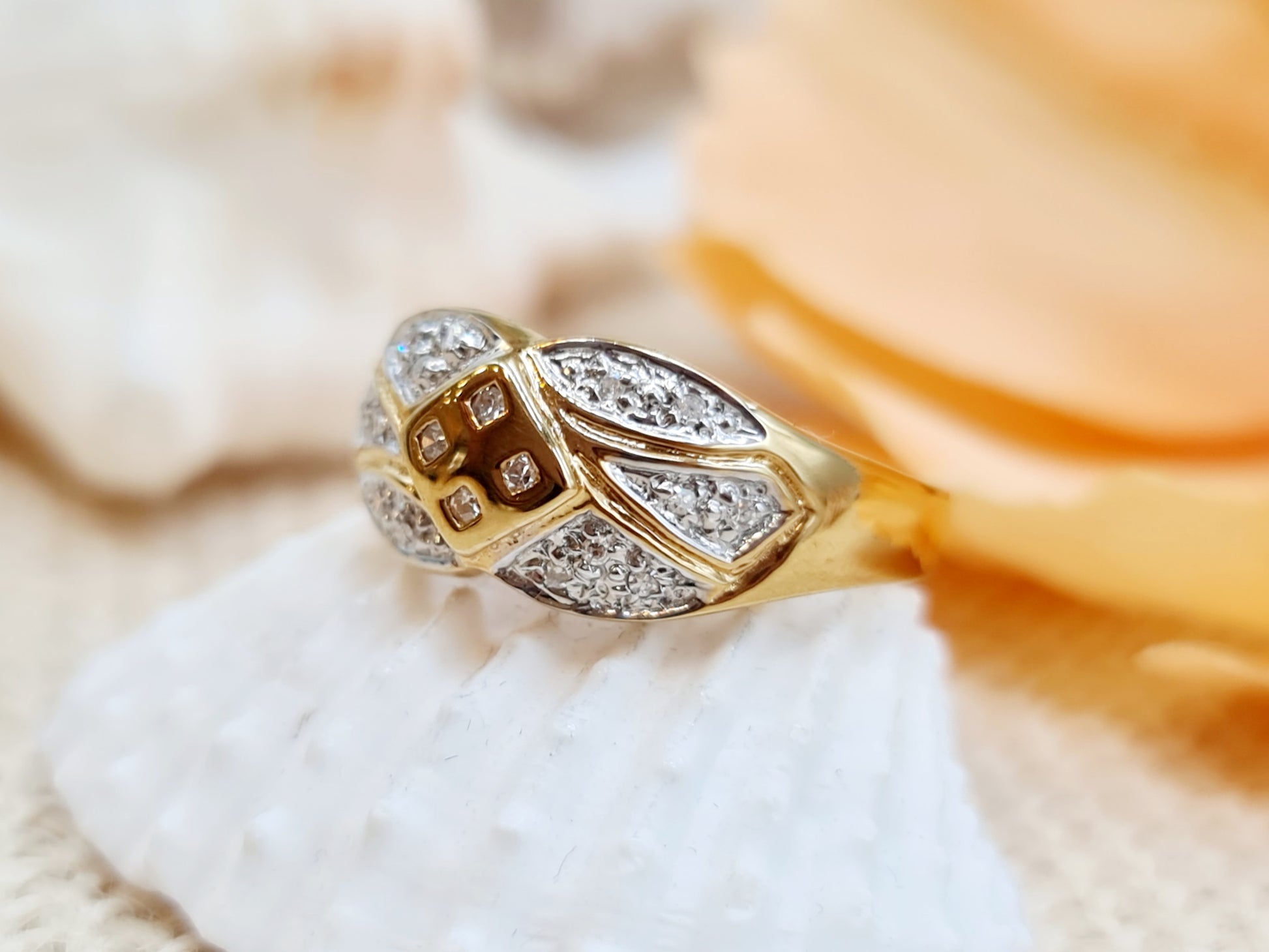 
#VintageRing #BicolorGold #Weißgold #Gelbgold #Brillantring #Schmuckliebe #UniqueJewelry #FineJewelry #FashionAccessories #LuxuryJewelry #JewelryDesign #JewelryAddict #Eleganz #FashionInspiration #Schmuckliebe #DiamondRing #VintageStyle #JewelryLover #GemstoneJewelry #RingOfTheDay #StatementPiece #ShopLocal