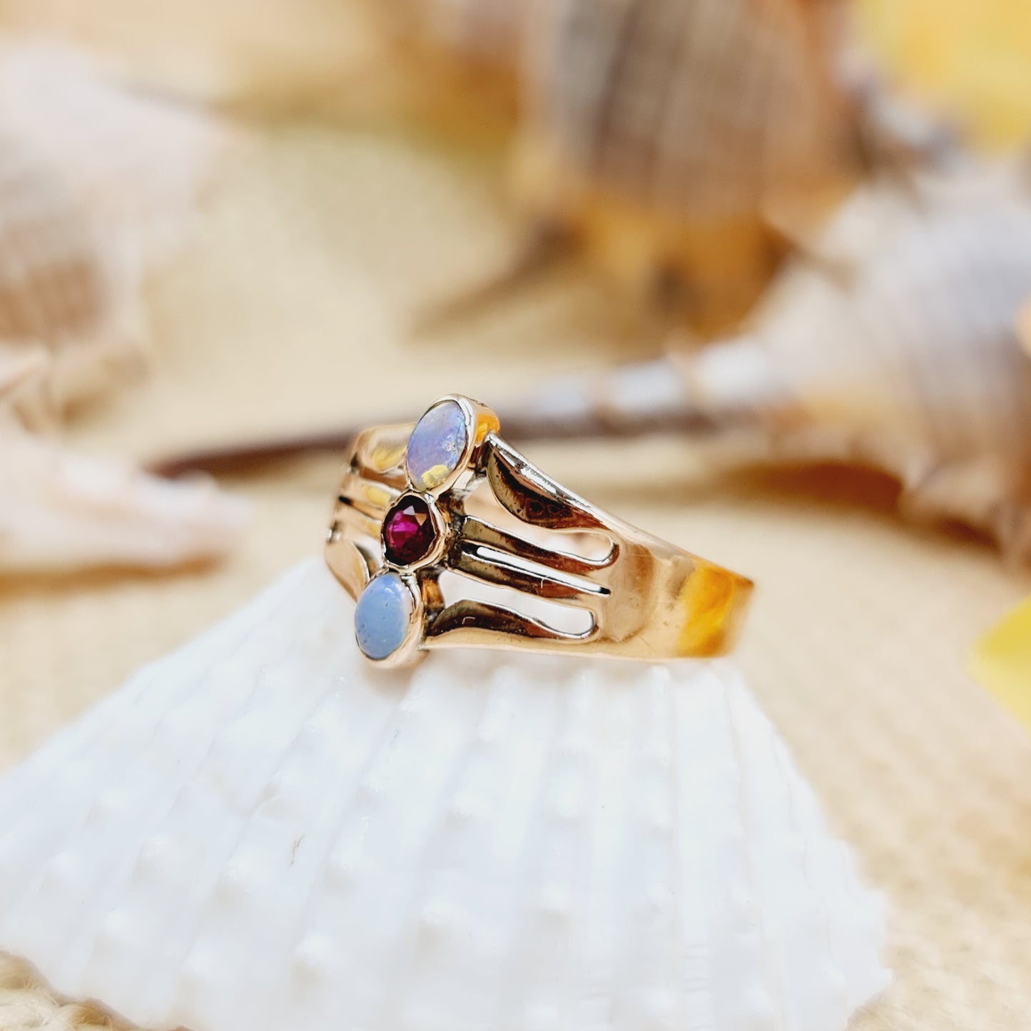 Antiker Ring mit Opalen und Rubin aus 333er Rotgold