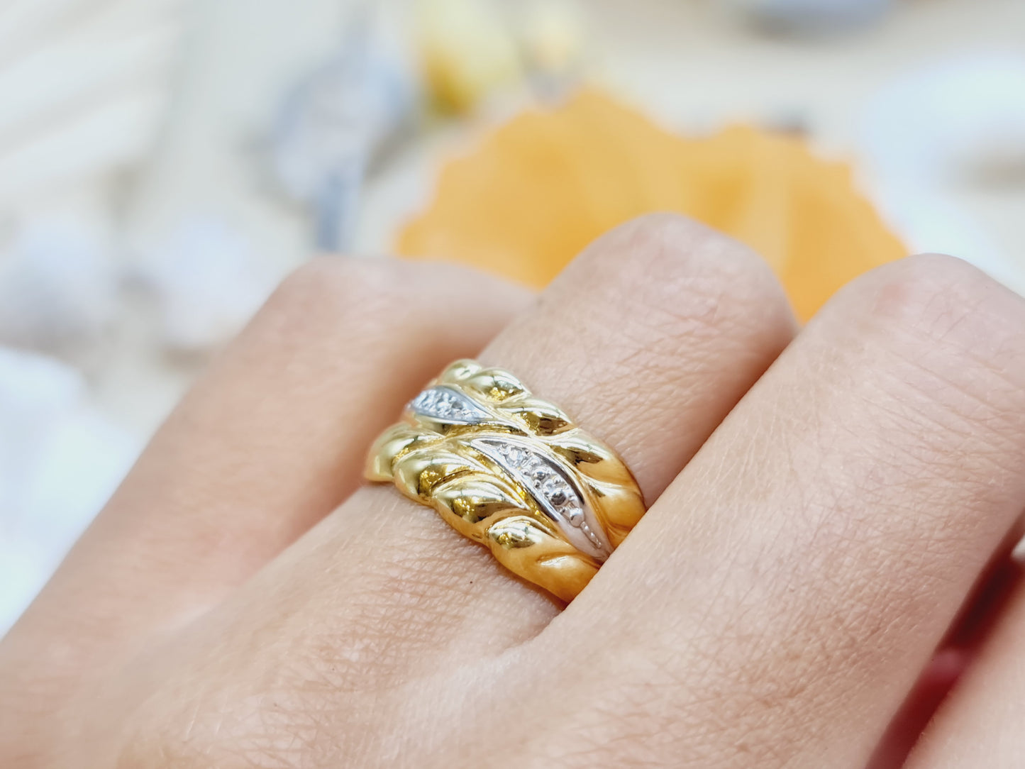 #floralerRing #Statementring #750Gold #BicolorGold #Brillantring #Schmuckstück #UniqueJewelry #Goldring #HandmadeJewelry #FineJewelry #FashionAccessories #LuxuryJewelry #JewelryDesign #JewelryAddict #Eleganz #FashionInspiration #Schmuckliebe #DiamondRing #FloralDesign #Fashionista #JewelryLover #GemstoneJewelry #RingOfTheDay #StatementPiece #ShopLocal #SupportSmallBusiness #HandcraftedJewelry #BlingBling