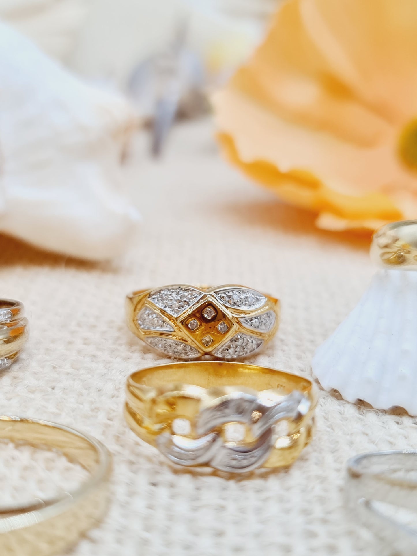 
#VintageRing #BicolorGold #Weißgold #Gelbgold #Brillantring #Schmuckliebe #UniqueJewelry #FineJewelry #FashionAccessories #LuxuryJewelry #JewelryDesign #JewelryAddict #Eleganz #FashionInspiration #Schmuckliebe #DiamondRing #VintageStyle #JewelryLover #GemstoneJewelry #RingOfTheDay #StatementPiece #ShopLocal