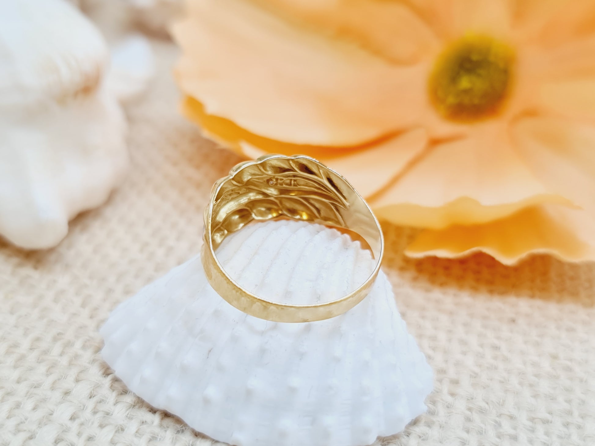 #floralerRing #Statementring #750Gold #BicolorGold #Brillantring #Schmuckstück #UniqueJewelry #Goldring #HandmadeJewelry #FineJewelry #FashionAccessories #LuxuryJewelry #JewelryDesign #JewelryAddict #Eleganz #FashionInspiration #Schmuckliebe #DiamondRing #FloralDesign #Fashionista #JewelryLover #GemstoneJewelry #RingOfTheDay #StatementPiece #ShopLocal #SupportSmallBusiness #HandcraftedJewelry #BlingBling