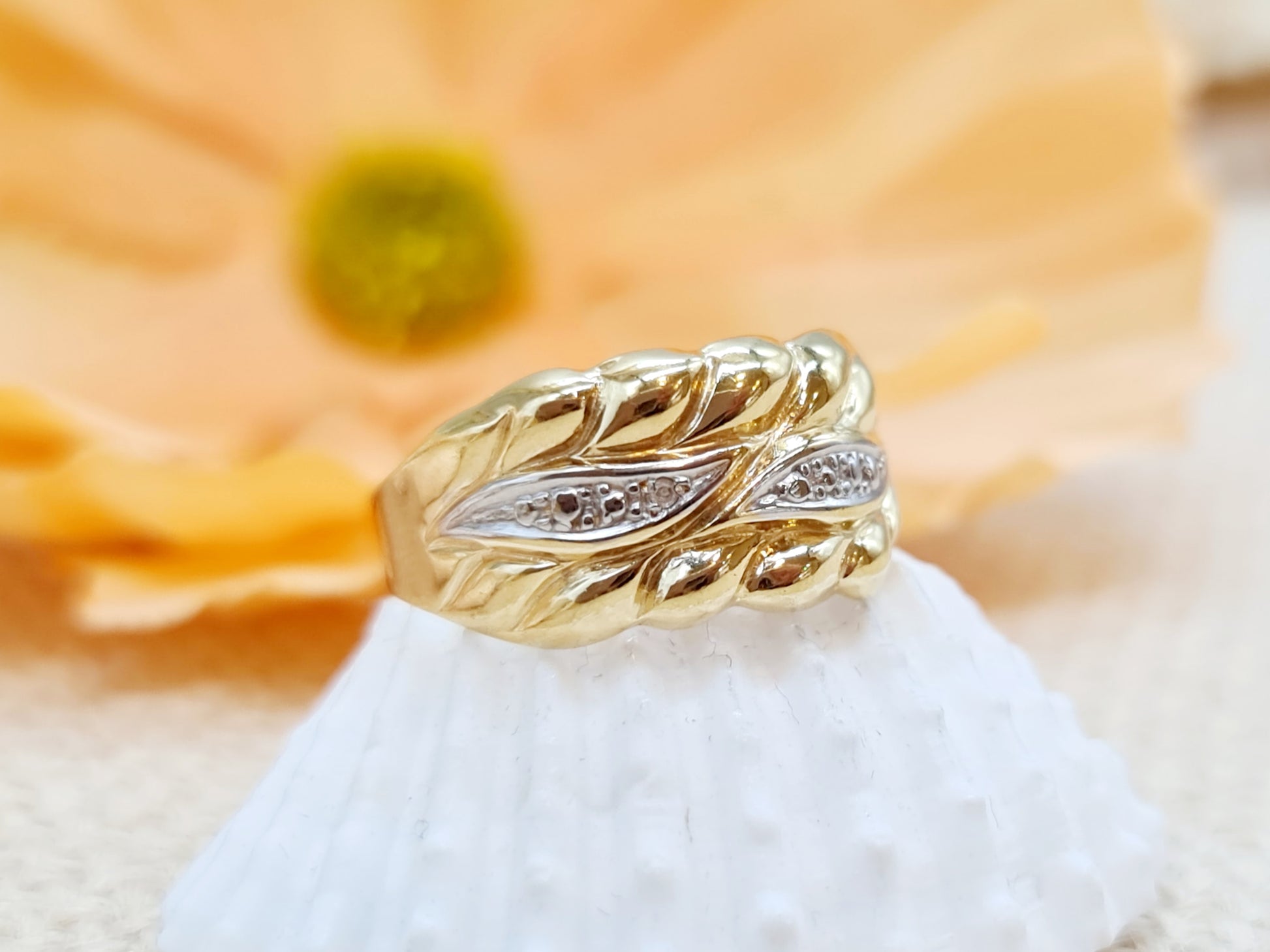 #floralerRing #Statementring #750Gold #BicolorGold #Brillantring #Schmuckstück #UniqueJewelry #Goldring #HandmadeJewelry #FineJewelry #FashionAccessories #LuxuryJewelry #JewelryDesign #JewelryAddict #Eleganz #FashionInspiration #Schmuckliebe #DiamondRing #FloralDesign #Fashionista #JewelryLover #GemstoneJewelry #RingOfTheDay #StatementPiece #ShopLocal #SupportSmallBusiness #HandcraftedJewelry #BlingBling