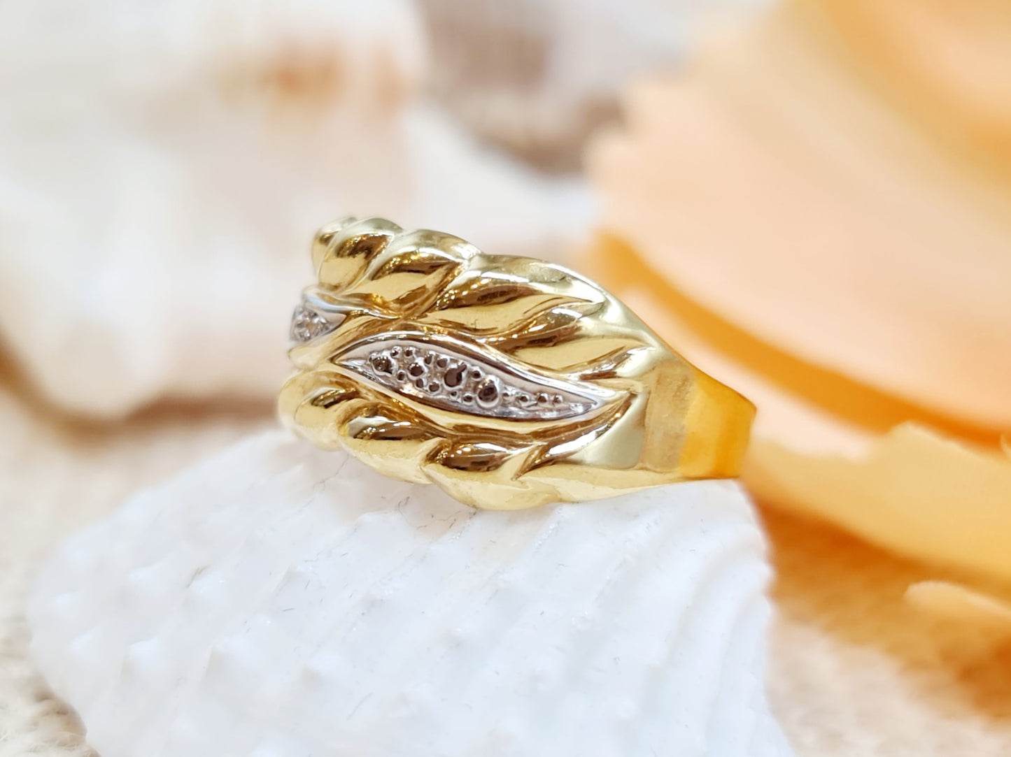 #floralerRing #Statementring #750Gold #BicolorGold #Brillantring #Schmuckstück #UniqueJewelry #Goldring #HandmadeJewelry #FineJewelry #FashionAccessories #LuxuryJewelry #JewelryDesign #JewelryAddict #Eleganz #FashionInspiration #Schmuckliebe #DiamondRing #FloralDesign #Fashionista #JewelryLover #GemstoneJewelry #RingOfTheDay #StatementPiece #ShopLocal #SupportSmallBusiness #HandcraftedJewelry #BlingBling